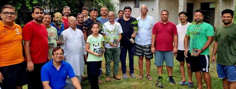Greater Noida West News : “एक पेड़ – सौ पीढ़ियों का आशीर्वाद”, गौतम बुद्ध नगर विकास समिति ने चलाया वृक्षारोपण जनअभियान, ग्रेटर नोएडा वेस्ट की सोसाइटियों में गूंजा पर्यावरण का संदेश