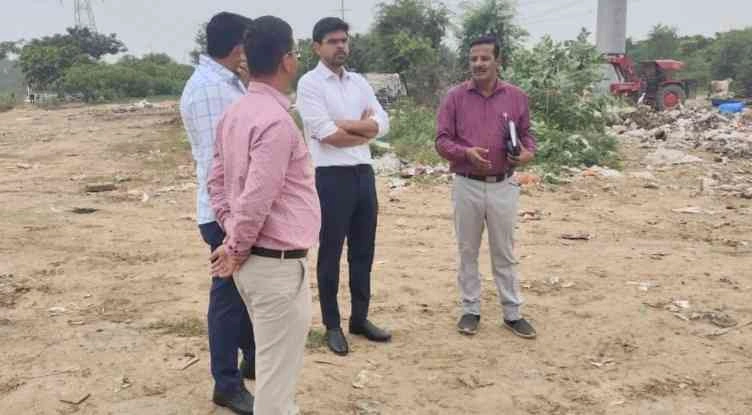 Greater Noida Authority News : ग्रेटर नोएडा वासियों के लिए बड़ी सौगात, 130 मीटर रोड को 120 मीटर यीडा रोड से जोड़ने की योजना तैयार, एयरपोर्ट कनेक्टिविटी होगी आसान, एसीईओ सुमित यादव ने लिया स्थल का निरीक्षण, कंसल्टेंट को डिज़ाइन तैयार करने के दिए निर्देश