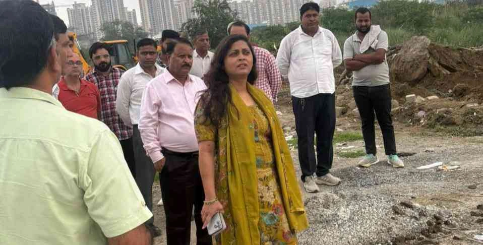 Greater Noida Authority News : सड़क किनारे कूड़ा फेंकने वालों की अब खैर नहीं!, ग्रेटर नोएडा के ईकोटेक-12 में OSD का औचक निरीक्षण, कूड़ा डालने वाले वाहन होंगे जब्त और लगेगा भारी जुर्माना,