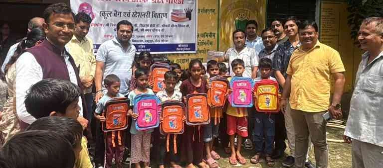 Rotory Club News : बच्चों की मुस्कान में छिपा है समाज सेवा का असली सुकून!, रोटरी क्लब ग्रेटर नोएडा ने दादूपुर प्राथमिक विद्यालय में वितरित किए 69 स्कूल बैग और स्टेशनरी किट्स, समाज सेवा की यह छोटी-सी पहल बनी बड़ी प्रेरणा