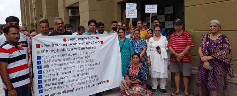 Greater Noida West News : ईरोज सम्पूर्णम सोसाइटी में तीसरे सप्ताह भी गूंजा “न्याय का स्वर”, शांतिपूर्ण विरोध में एकजुट हुए सैकड़ों निवासी, प्रबंधन अब भी खामोश, महिलाओं, वरिष्ठ नागरिकों और बच्चों की आवाज़, बिल्डर की चुप्पी — प्रश्नों से बचते प्रबंधन के चेहरे