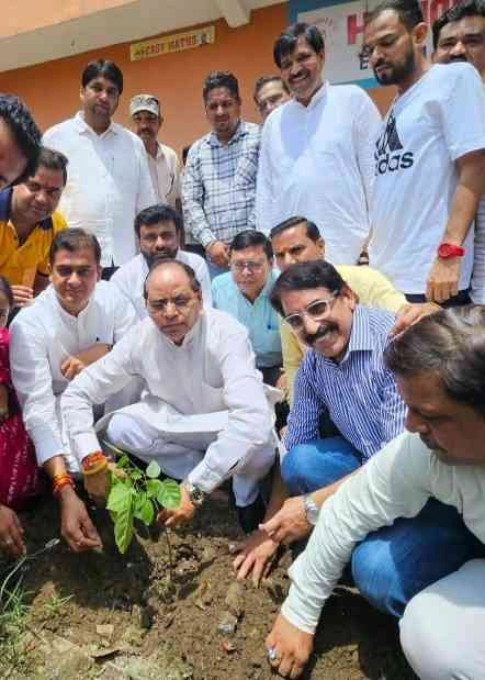 BJP Dadri News : “मन की बात” और “एक पौधा माँ के नाम”, मोदी की प्रेरणा से जाग उठा दादरी, बीजेपी कार्यकर्ताओं ने बूथ-बूथ पर मनाया संकल्प पर्व, पश्चिम क्षेत्र के अध्यक्ष सतेन्द्र शिशोदिया की अगुवाई में हुआ भव्य आयोजन, 1115 बूथों पर एक साथ मन की बात और वृक्षारोपण
