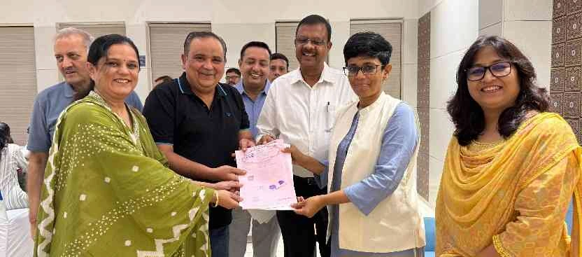 Breaking News : वर्षों के इंतज़ार के बाद आया "मालिकाना पल", वीवीआईपी होम्स के फ्लैट खरीदारों के चेहरों पर लौटी मुस्कान, ग्रेटर नोएडा प्राधिकरण ने सोसाइटी में लगाया ऑन-स्पॉट रजिस्ट्री शिविर, शिविर में हुई 76 फ्लैट्स की ऑन-साइट रजिस्ट्री