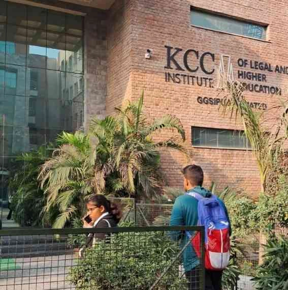 KCC Suicide News : “नकल का आरोप बना मानसिक बोझ”, ग्रेटर नोएडा में बीटेक छात्रा ने की आत्महत्या, परीक्षा केंद्र, प्रबंधन व सिस्टम पर उठे सवाल!, परिजनों का आरोप फिजिक्स की चिट पर केमिस्ट्री का एग्जाम था, फिर भी मिली सजा जैसी मानसिक प्रताड़ना, 2 प्रोफेसर निलंबित