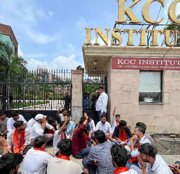 KCC College Suicide News : “न्याय की मांग, संघर्ष की पुकार”, KCC कॉलेज में छात्रा की आत्महत्या के बाद मचा बवाल, एबीवीपी का धरना-प्रदर्शन शुरू!, छात्रों का गुस्सा फूटा, कॉलेज प्रबंधन के खिलाफ सड़कों पर उतरे युवा, पुलिस ने दर्ज की FIR, जांच तेज़