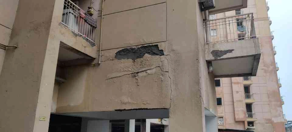 Greater Noida West News : "प्लास्टर का डर, हर पल खतरे का घर!", ग्रेटर नोएडा वेस्ट की इस सोसायटी में होम्स में लगातार गिर रहे प्लास्टर से दहशत में हजारों निवासी, एक हफ्ते में 7 प्लास्टर गिरे, मेंटिनेंस के नाम पर सिर्फ लूट?