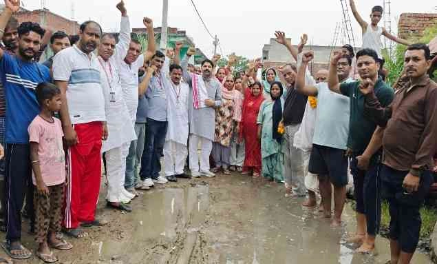 Corruption Free India News : 50 साल बाद भी विकास से कोसों दूर सरकारी कॉलोनी, कीचड़, गंदगी और अनदेखी से जूझते हैं निवासी, करप्शन फ्री इंडिया संगठन उतरा मैदान में, महिलाओं और बुजुर्गों ने साझा की पीड़ा
