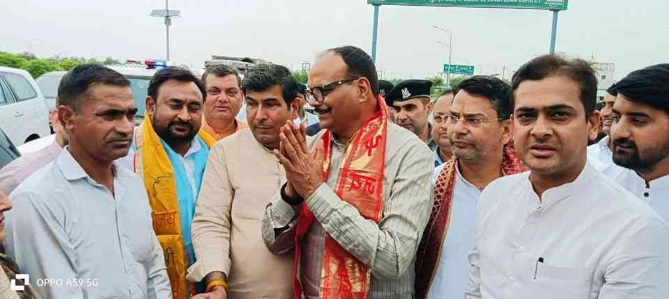 Dadri Bjp News : दादरी में बजी भाजपा के स्वागत की घंटी!, ईस्टर्न पेरीफ़ेरल पर उपमुख्यमंत्री ब्रजेश पाठक का हुआ भव्य स्वागत, सैकड़ों कार्यकर्ताओं ने किया ज़ोरदार अभिनंदन, बुलंदशहर सांसद भोला सिंह व एमएलसी श्रीचंद शर्मा भी रहे मौजूद