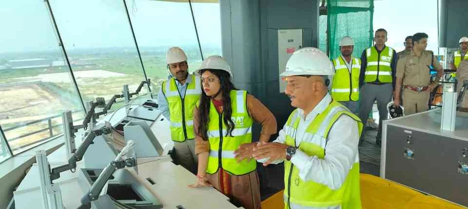 Jewar International Airport News : "जेवर इंटरनेशनल एयरपोर्ट में दौड़ी 'विकास की रफ्तार', जिलाधिकारी मेधा रूपम ने की बड़ी समीक्षा, समयबद्ध निर्माण और गुणवत्ता को लेकर दिए सख्त निर्देश", "विकास की उड़ान" को मिलेगी और रफ्तार, नवंबर से उड़ानें शुरू करने का लक्ष्य बरकरार