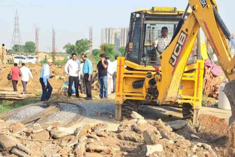 Breaking News : भनौता में ग्रेटर नोएडा प्राधिकरण का बुल्डोजर चला ज़ोरों से!, 65,000 वर्ग मीटर ज़मीन अतिक्रमण से मुक्त, कीमत करीब ₹130 करोड़, प्राधिकरण के CEO NG रवि कुमार ने अवैध कॉलोनाइज़रों पर कसा शिकंजा, दर्जनों मकानों को किया ध्वस्त, बिना नक्शा पास कराए निर्माण पर ZERO टॉलरेंस