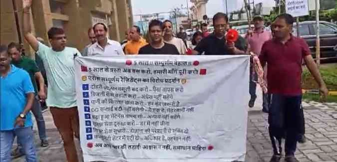 Eros Sampurnam News : ग्रेटर नोएडा वेस्ट में ईरोज सम्पूर्णम के निवासियों का 5वां शांतिपूर्ण प्रदर्शन, VCAM चार्ज, बिजली, पानी और सेवाओं पर बढ़ा विवाद, दबाव बनाने की कोशिश निवासियों का आरोप, प्रशासन की चुप्पी पर सवाल
