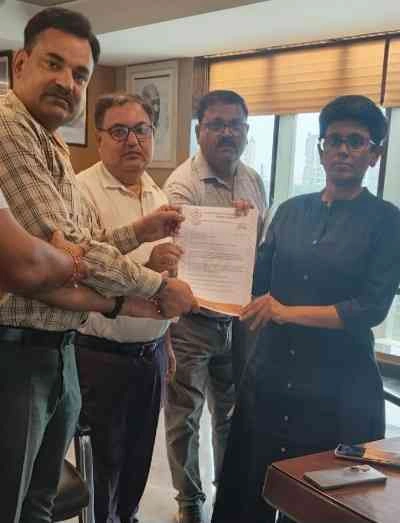 IEA Meet Greater Noida Authority ACEO : 20 साल से लटका इकोटेक-3 का जलभराव संकट!, IEA ने GNIDA से मिलकर मांगा स्थायी समाधान, आर्थिक नुकसान पर मुआवजे की भी मांग, GNIDA का जवाब समाधान की दिशा में कदम, सड़क पर जलभराव का आर्थिक असर