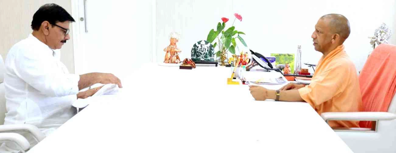 CM Yogi Meet MLA Jewar News : "औद्योगिक और आवासीय शहरों के साथ स्वास्थ्य का मजबूत ढांचा जरूरी", जेवर विधायक धीरेन्द्र सिंह ने मुख्यमंत्री योगी से मिलकर अस्पतालों के लिए भूमि आवंटन की रखी मांग, कहा प्राधिकरण खुद उठाएं खर्च, लखनऊ में हुई अहम मुलाकात, क्षेत्र की बढ़ती आबादी को समय पर और सस्ती चिकित्सा सुविधा मिल सके