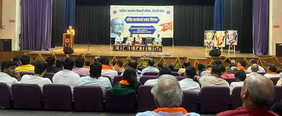 ABVP News : अभाविप दिल्ली का भव्य ‘वरिष्ठ कार्यकर्ता स्नेह मिलन समारोह’, अनुभवी कार्यकर्ताओं की कहानियों और राष्ट्र निर्माण के संकल्प से गूंजा मंच, मुख्य अतिथि डॉ.अनिल अग्रवाल का भावनात्मक संस्मरण – ‘मन की भाषा हमें जोड़ती है’