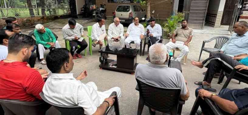 Greater Noida Authority News : विधायक के सामने बीटा-1 सेक्टरवासियों का फूटा गुस्सा, प्राधिकरण की 7 विभागों की लापरवाही का खुलासा, लोगों ने लगाई समस्याओं की झड़ी, सफाई व्यवस्था चरमराई, तीन-तीन कंपनियाँ फिर भी गंदगी का अंबार, सीवर ओवरफ्लोर, बिजली, अतिक्रमण और स्ट्रीट लाइट की दुर्दशा, स्वास्थ्य विभाग पर सवाल