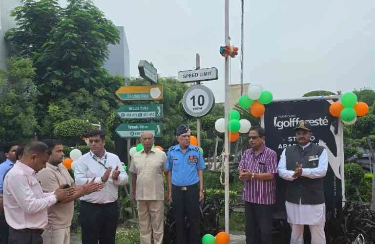 Paramount Golf Foreste News : पैरामाउंट गोल्फ फॉरेस्ट में देशभक्ति का अनोखा संगम, 79वें स्वतंत्रता दिवस समारोह ने बांधा समां, बैंड की धुन और राष्ट्रगान से गूंज उठा वातावरण, वीरता और बलिदान का स्मरण, पैरामाउंट बिल्डर व CBRE मेंटेनेंस टीम ने किया आयोजन