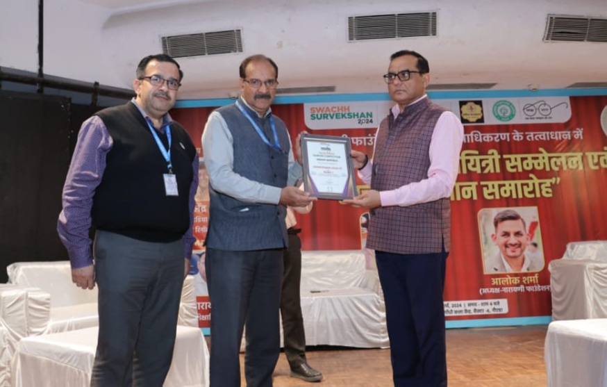 स्वच्छता रैंकिग काॅम्पिनटिषन के सम्मान समारोह में ‘‘स्वच्छ अस्पताल कैटेगिरी’’ में कैलाश  अस्पताल, सैक्टर-27, नोएडा को प्रथम स्थान मिला, इस अवसर पर डा. महेश शर्मा, सांसद एवं डॉ उमा शर्मा चेयरपर्सन कैलाश समूह ने भी कैलाश अस्पताल के सभी स्टाॅफ को बधाई एवं शुभकामनाएं दी