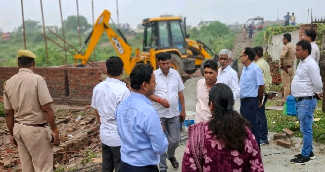 Bulldozer Illegal Land : ग्रेटर नोएडा में बुलडोज़र की गरज, प्रशासन की बड़ी कार्रवाई!, 70 करोड़ की सरकारी जमीन अवैध कब्जों से आज़ाद, अब बनेगा ‘एंटी-एन्क्रोचमेंट डे’, सुथियाना और लखनावली में चला बुलडोज़र, अवैध निर्माण ध्वस्त, जिलाधिकारी मेधा रूपम के आदेश पर शुरू किया विशेष अभियान