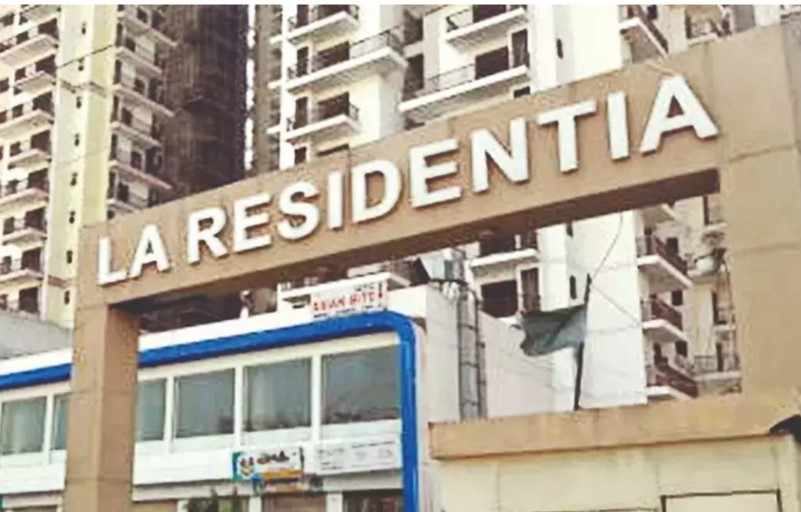 Greater Noida West News: ला रेजिडेंशियल सोसाइटी में बड़ा हादसा, बिल्डर की लापरवाही से युवक सिक्योरिटी गार्ड की मौत