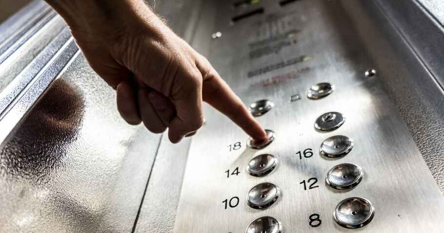 Shardha University News : शारदा यूनिवर्सिटी में अचानक बंद हुई लिफ्ट, 10 मिनट तक फंसे रहे तीन छात्र, मौके पर मची अफरा-तफरी