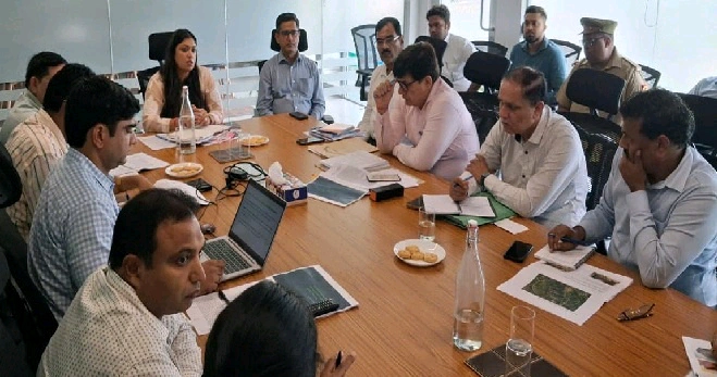 Jewar International Airport News : जेवर एयरपोर्ट के लिए बढ़ाए गए सुरक्षा कदम, पर्यावरण और विमान संचालन की चुनौतियों पर कसी लगाम, AEMC बैठक में बने सख्त नियम, NOC के बिना निर्माण और अवैध ढांचों पर होगी कार्रवाई, जलभराव की समस्या से निपटने के लिए ड्रेनेज सिस्टम पर ज़ोर