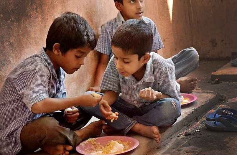 Greater Noida News: श्रावण के पवित्र महीने में ग्रेटर नोएडा के नामी स्कूल में नॉन-वेज भोजन पर प्रतिबंध का विवाद, अभिभावकों की नाराजगी के बाद स्कूल ने दी सफाई, लोगों की सोशल मीडिया पर काफी नाराजगी
