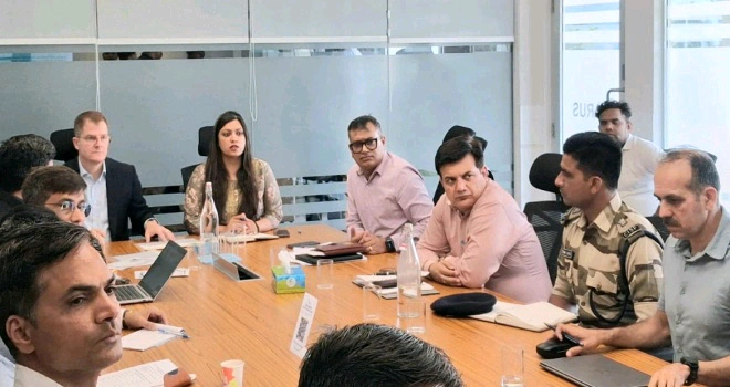 Noida International Airport News : “उड़ान से पहले सुरक्षा का कड़ा कवच!”, नोएडा इंटरनेशनल एयरपोर्ट की तैयारियों पर हाई-लेवल मीटिंग, इमरजेंसी सिस्टम को और मजबूत करने के निर्देश, ड्रोन और लेजर लाइट पर सख्त प्रतिबंध, जिलाधिकारी ने पूर्व में आयोजित मॉक ड्रिल की समीक्षा करते हुए निर्देश दिए