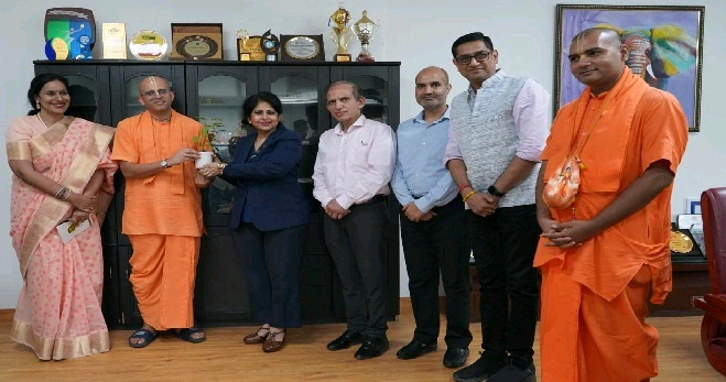 Noida International University News : रील लाइफ बनाम रियल लाइफ, अमोघ लीला दास प्रभु ने नोएडा इंटरनेशनल यूनिवर्सिटी में छात्रों और अभिभावकों को दिया जीवन का गहरा संदेश, गीता का उपहार और प्रश्नोत्तर सत्र