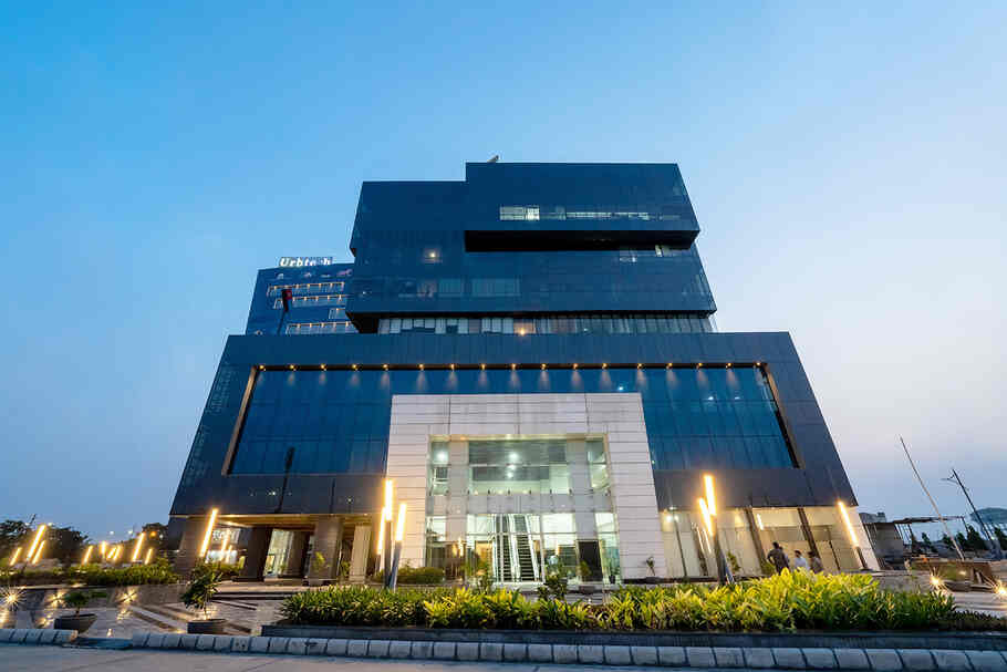 Noida News: इस पॉश सोसायटी की लिफ्ट में 30 मिनट तक बुजुर्ग समेत कई लोग फँसे, प्रबंधन की लापरवाही और लिफ्ट की सही मेंटिनेंस न होने की वजह से हो रही हैं