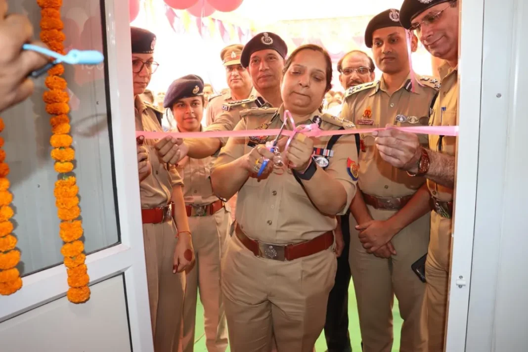 Noida Police News : नोएडा पुलिस कमिश्नर ने किया दो नए पिंक बूथों का उद्घाटन, महिला सुरक्षा को मिलेगी नई दिशा