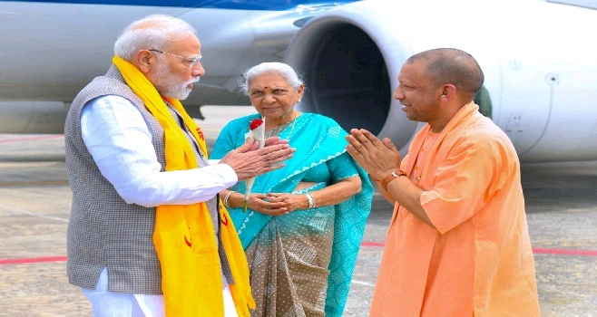 PM Modi In UP News : अध्यात्म और आधुनिकता के संगम “नई काशी” में प्रधानमंत्री नरेंद्र मोदी का भव्य स्वागत, राज्यपाल आनंदीबेन पटेल और मुख्यमंत्री योगी आदित्यनाथ रहे स्वागत में अग्रणी, काशी पहुंचे मॉरीशस के प्रधानमंत्री, अध्यात्म और आधुनिकता की “नई काशी”