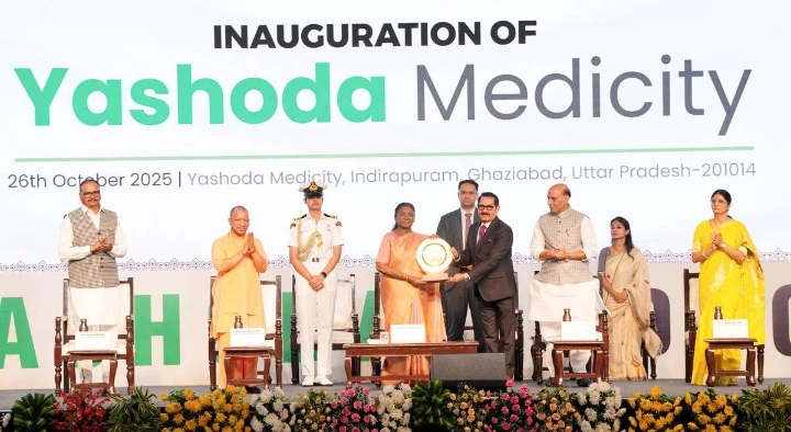 Yashoda Medicity Hospital News : गाजियाबाद में “यशोदा मेडिसिटी” का भव्य लोकार्पण: राष्ट्रपति द्रौपदी मुर्मू, रक्षा मंत्री राजनाथ सिंह, सीएम योगी और डिप्टी सीएम बृजेश पाठक हुए शामिल — मुख्यमंत्री बोले, “एक ही छत के नीचे 5000 से अधिक लोगों को रोजगार, अब दिल्ली नहीं जाना पड़ेगा इलाज के लिए”, “डबल इंजन सरकार” की स्वास्थ्य क्रांति, डॉ. अरोड़ा और उनकी टीम को मुख्यमंत्री की सराहना