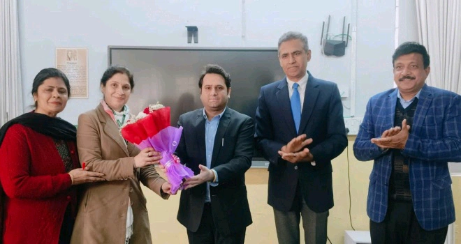 Samsara School News : “कक्षा से कुर्सी तक का सफ़र”, समसारा विद्यालय को मिली नई कार्यवाहक प्रधानाचार्या, 11 वर्षों की समर्पित शिक्षिका ज्योति बत्रा ने संभाली कमान, 16 वर्षों की सेवाओं के बाद विदाई: कैप्टन प्रवीन राय को भावभीनी सलामी