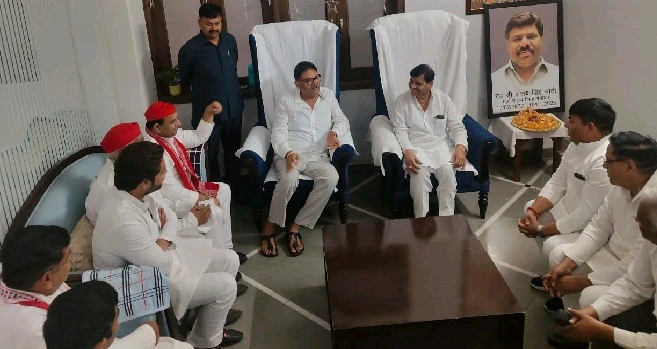 Samajwadi Party News : ग्रेटर नोएडा में शिवपाल यादव का ऐतिहासिक स्वागत, “संविधान की रक्षा और अखिलेश यादव को सीएम बनाने” का लिया संकल्प, पूर्व विधायक समीर भाटी के शोकाकुल परिवार से मिलने पहुंचे