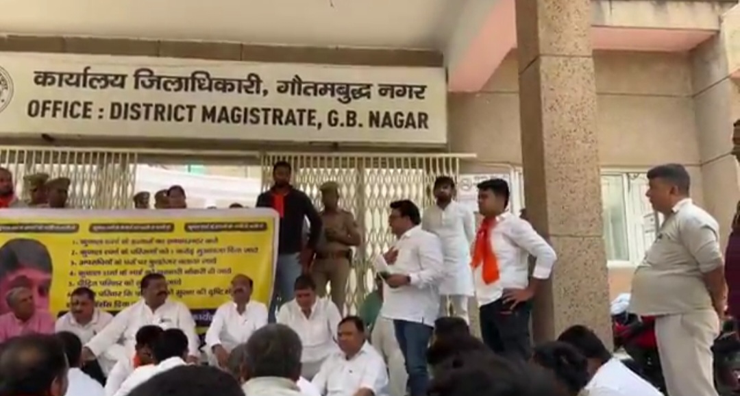 ग्रेटर नोएडा का कुणाल शर्मा हत्याकांड, ब्राह्मण समाज का नोएडा पुलिस के खिलाफ जोरदार प्रदर्शन, राष्ट्रीय ब्राह्मण महासंघ, राष्ट्रीय जागरूक ब्राह्मण महासंघ, के बैनर तले जिलाधिकारी को सौंपा ज्ञापन