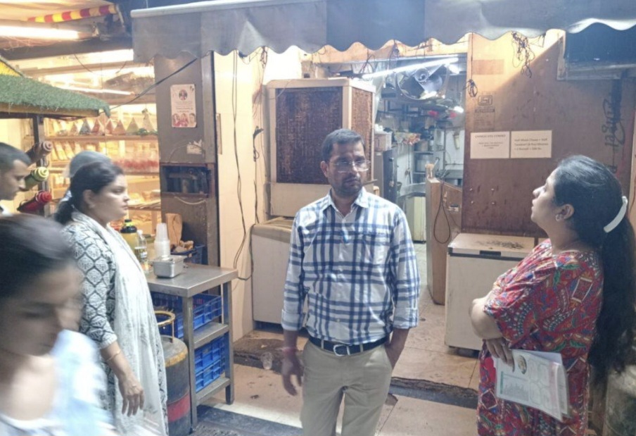 Greater Noida News: बिग ब्रेकिंगः- मैडम मोमोस के खराब मोमोज खाने से बच्चे बीमार, पनीर मोमोज, चिकन मोमोज के सैंपल प्रयोगशाला भेजे गए