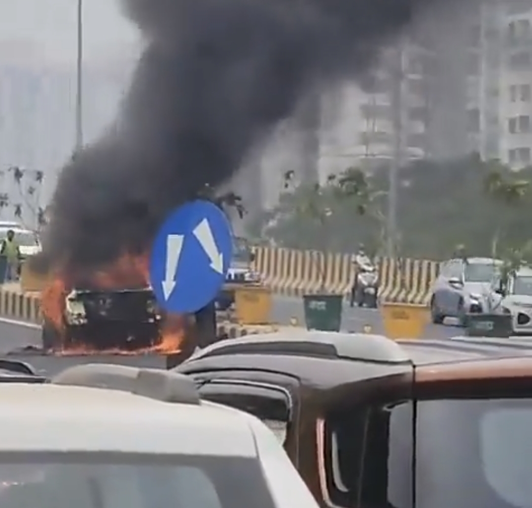 Noida News: पृथला फ्लाईओवर पर चलती कार बनी आग का गोला, हादसे को देखने वाले लोग गाड़ी छोड़कर भागे, Video नोएडा के पर्थला फ्लाईओवर पर धू धू कर जली कार
