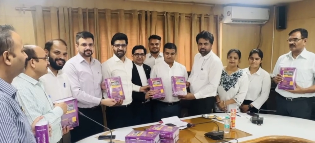 जनपद दीवानी एवम फौजदारी बार एसोशिएशन की पहल, अधिवक्ताओं को बांटे गए नए कानून की पुस्तकें, बार एसोशिएशन ने नए कानून की पुस्तकें डीएम साहब को भी उनके दफ्तर में भेट कीं