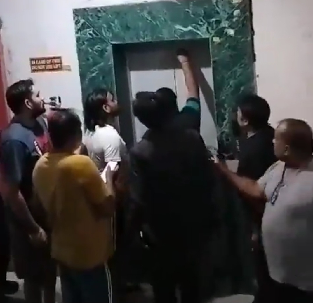 Greater Noida West News: ग्रेटर नोएडा वेस्ट की इस सोसाइटी की लिफ्ट में फंसी महिला, आधे घंटे तक चीखती-चिल्लाती रही,  रेजिडेंस ने मेंटेनेंस विभाग पर लापरवाही का आरोप