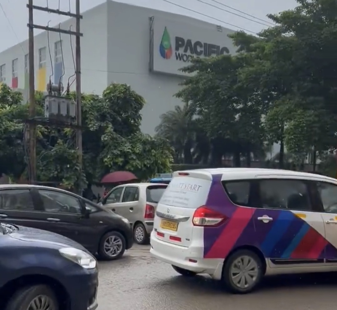 Greater Noida West News: ग्रेटर नोएडा पैसिफिक वर्ल्ड स्कूल में स्कूल टाइम पर जाम से लोग परेशान, ला रेज़ीडेंशिया निवासी हुए परेशान, प्रशासन चुप क्यों?