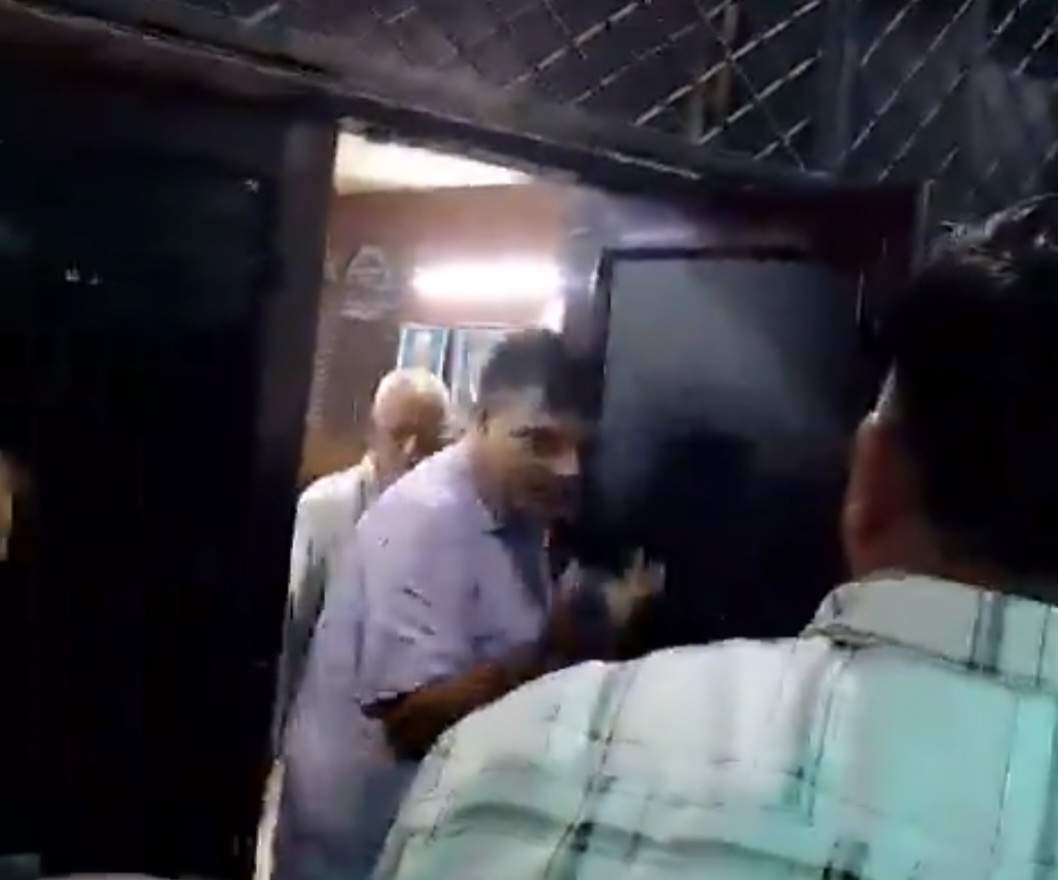 BIG BREAKING: UPSIDC दफ्तर में भारी हंगामा, RM अनिल शर्मा भागते नजर आए, Video हुआ वायरल #RaftarToday