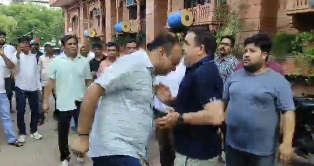 UP News: वाराणसी में ADM का हेड शॉट, होटल तोड़ने पहुंचे, कहासुनी के बाद मालिक को सिर से मारा, Video वायरल