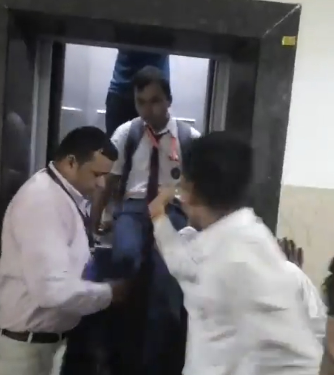 Greater Noida West News: ग्रेनो वेस्ट की गौड़ सिटी 2 की 14th एवेन्यू सोसाइटी की लिफ्ट में बच्चे समेत 5-6 लोग करीब 20 मिनट तक फंसे