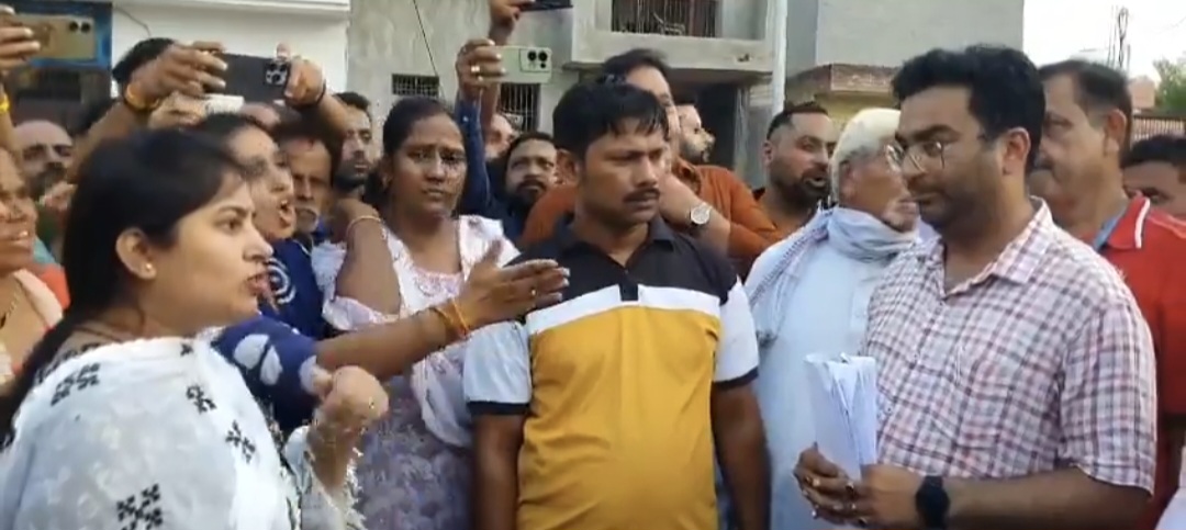 Bulandshahr News भाजपा विधायक मीनाक्षी सिंह का अधिकारी को धमकाना, बोलीं- माफी मांगो नहीं तो जूता निकालकर मारेंगे, सोशल मीडिया पर वायरल हुआ वीडियो
