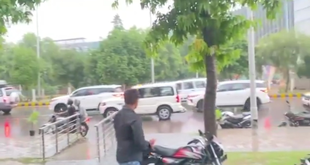 CM Yogi Traffic Jam Breaking News : बारिश, जलभराव और ट्रैफिक जाम, जब मुख्यमंत्री योगी आदित्यनाथ का काफिला ग्रेटर नोएडा में रुका, अंडरपास बना 'वाटर पास', वीडियो हुई वायरल