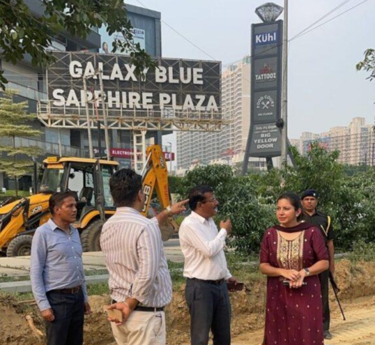 Greater Noida Authority News : प्राधिकरण की आय में जबरदस्त उछाल, ग्रेटर नोएडा के यूनिपोल्स ने रिजर्व रेट से 40% अधिक पर बिकीं, 27 करोड़ की कमाई!, ACEO प्रेरणा सिंह की सख्त चेतावनी, अवैध यूनिपोल्स, यातायात और जल आपूर्ति पर एसीईओ का फोकस