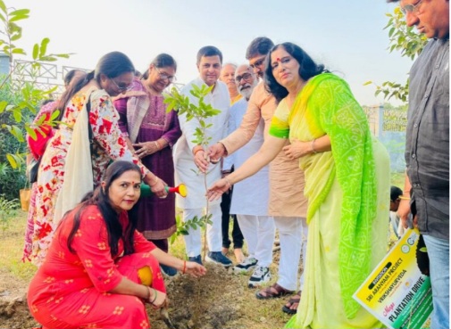 Art Of Living News : आर्ट ऑफ लिविंग के तत्वावधान में ग्रेटर नोएडा के सेक्टर पी-3 में वृक्षारोपण में पहुँचे कैलाश ग्रुप ऑफ हॉस्पिटल के डायरेक्टर दिनेश शर्मा