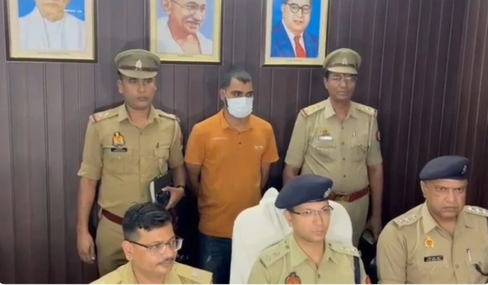 Noida Police News : नोएडा में एटीएम कार्ड बदलकर ठगी करने वाले गिरोह का पर्दाफाश, 96 एटीएम कार्ड के साथ एक आरोपी गिरफ्तार