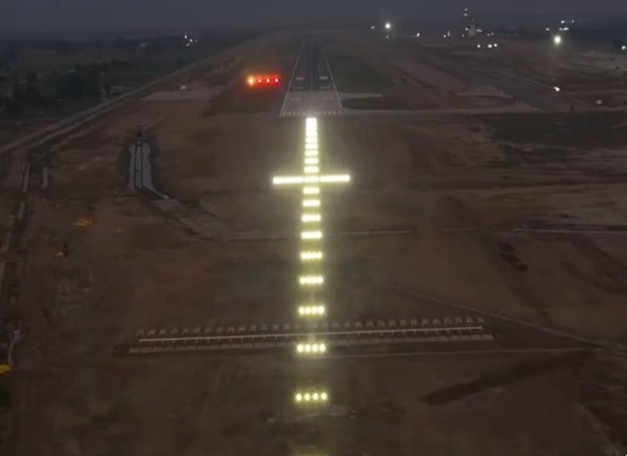 Noida International Airport News : जेवर एयरपोर्ट: लगा ऐसा सिस्टम जो घने कोहरे और बारिश को कर देगा बेअसर, आसानी से उतरेंगी फ्लाइट्स, नोएडा इंटरनेशनल एयरपोर्ट पर ILS और PAPI के कैलिब्रेशन की प्रक्रिया सफलतापूर्वक पूर्ण