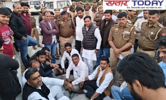 Samajwadi Party MLA On Kisan News: सरधना विधायक अतुल प्रधान को किसानों से मिलने से रोका, बील सिरसा टोल पर पुलिस से तीखी नोकझोंक, आंदोलन को लेकर बढ़ा विवाद, पुलिस और किसान नेताओं के बीच तीखी बहस